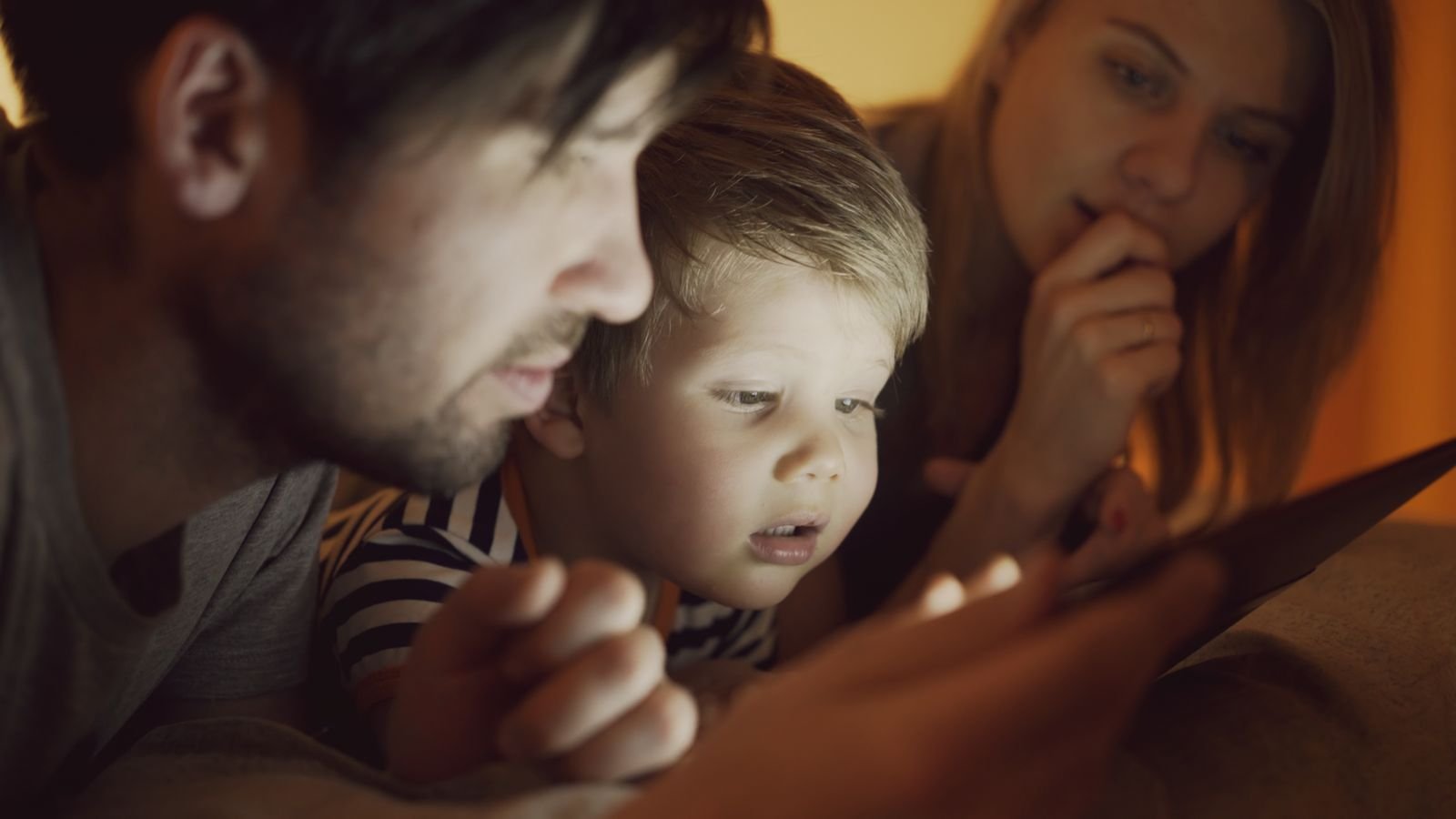 Parent and child looking at a tablet together and discussing it, a healthy screen time habit for kids