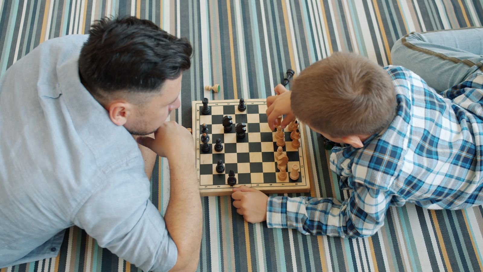 Parent watching a live 1 on 1 online chess class with their child